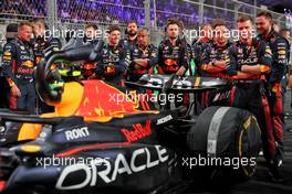 Sergio Perez (MEX) Red Bull Racing RB19 mechanics on the grid. 19.03.2023. Formula 1 World Championship, Rd 2, Saudi Arabian Grand Prix, Jeddah, Saudi Arabia, Race Day.