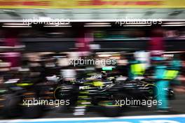 Lewis Hamilton (GBR) Mercedes AMG F1 W14 makes a pit stop. 19.03.2023. Formula 1 World Championship, Rd 2, Saudi Arabian Grand Prix, Jeddah, Saudi Arabia, Race Day.