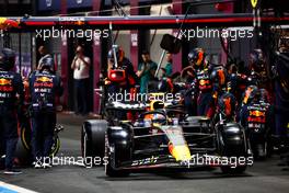 Sergio Perez (MEX) Red Bull Racing RB19 makes a pit stop. 19.03.2023. Formula 1 World Championship, Rd 2, Saudi Arabian Grand Prix, Jeddah, Saudi Arabia, Race Day.