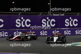 Yuki Tsunoda (JPN) AlphaTauri AT04 and Nico Hulkenberg (GER) Haas VF-23 battle for position. 19.03.2023. Formula 1 World Championship, Rd 2, Saudi Arabian Grand Prix, Jeddah, Saudi Arabia, Race Day.