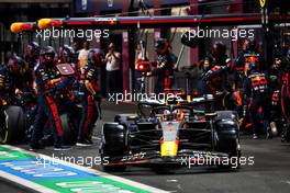 Max Verstappen (NLD) Red Bull Racing RB19 makes a pit stop. 19.03.2023. Formula 1 World Championship, Rd 2, Saudi Arabian Grand Prix, Jeddah, Saudi Arabia, Race Day.