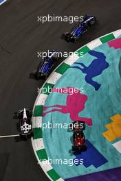 Alexander Albon (THA) Williams Racing FW45 leads Logan Sargeant (USA) Williams Racing FW45, Nyck de Vries (NLD) AlphaTauri AT04 and Zhou Guanyu (CHN) Alfa Romeo F1 Team C43, running wide. 19.03.2023. Formula 1 World Championship, Rd 2, Saudi Arabian Grand Prix, Jeddah, Saudi Arabia, Race Day.