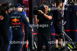 Max Verstappen (NLD) Red Bull Racing in the pits after suffering mechanical woes during qualifying. 18.03.2023. Formula 1 World Championship, Rd 2, Saudi Arabian Grand Prix, Jeddah, Saudi Arabia, Qualifying Day.