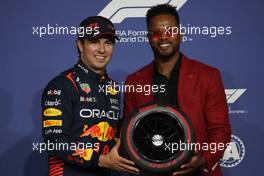 ergio Perez (MEX) Red Bull Racing receives the Pirelli Pole Position Award from Patrice Evra (FRA) Former Football Player. 18.03.2023. Formula 1 World Championship, Rd 2, Saudi Arabian Grand Prix, Jeddah, Saudi Arabia, Qualifying Day.