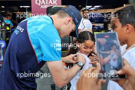 Logan Sargeant (USA) Williams Racing with young fans. 19.03.2023. Formula 1 World Championship, Rd 2, Saudi Arabian Grand Prix, Jeddah, Saudi Arabia, Race Day.