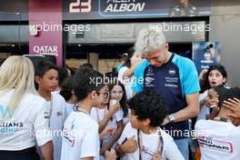 Alexander Albon (THA) Williams Racing with young fans. 19.03.2023. Formula 1 World Championship, Rd 2, Saudi Arabian Grand Prix, Jeddah, Saudi Arabia, Race Day.