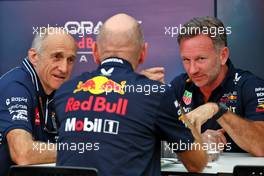 (L to R): Franz Tost (AUT) AlphaTauri Team Principal with Adrian Newey (GBR) Red Bull Racing Chief Technical Officer and Christian Horner (GBR) Red Bull Racing Team Principal. 19.03.2023. Formula 1 World Championship, Rd 2, Saudi Arabian Grand Prix, Jeddah, Saudi Arabia, Race Day.