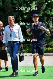 (L to R): Raymond Vermeulen (NLD) Driver Manager with Max Verstappen (NLD) Red Bull Racing. 15.09.2023. Formula 1 World Championship, Rd 16, Singapore Grand Prix, Marina Bay Street Circuit, Singapore, Practice Day.