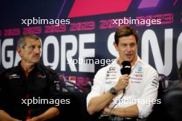 (L to R): Guenther Steiner (ITA) Haas F1 Team Prinicipal and Toto Wolff (GER) Mercedes AMG F1 Shareholder and Executive Director in the FIA Press Conference. 15.09.2023. Formula 1 World Championship, Rd 16, Singapore Grand Prix, Marina Bay Street Circuit, Singapore, Practice Day.