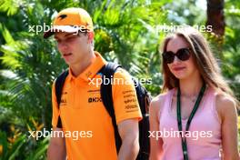 (L to R): Oscar Piastri (AUS) McLaren with his girlfriend Lily Zneimer (GBR). 15.09.2023. Formula 1 World Championship, Rd 16, Singapore Grand Prix, Marina Bay Street Circuit, Singapore, Practice Day.