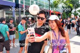 Zhou Guanyu (CHN) Alfa Romeo F1 Team with fan. 15.09.2023. Formula 1 World Championship, Rd 16, Singapore Grand Prix, Marina Bay Street Circuit, Singapore, Practice Day.