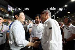 (L to R): Lawrence Wong (SIN) Singapore Deputy Prime Minister with Mohammed Bin Sulayem (UAE) FIA President and Stefano Domenicali (ITA) Formula One President and CEO on the grid. 17.09.2023. Formula 1 World Championship, Rd 16, Singapore Grand Prix, Marina Bay Street Circuit, Singapore, Race Day.