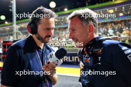 (L to R): Chris Medland (GBR) Journalist with Christian Horner (GBR) Red Bull Racing Team Principal on the grid. 17.09.2023. Formula 1 World Championship, Rd 16, Singapore Grand Prix, Marina Bay Street Circuit, Singapore, Race Day.