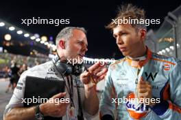 Alexander Albon (THA) Williams Racing with James Urwin (GBR) Williams Racing Race Engineer on the grid. 17.09.2023. Formula 1 World Championship, Rd 16, Singapore Grand Prix, Marina Bay Street Circuit, Singapore, Race Day.