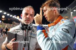 Alexander Albon (THA) Williams Racing with James Urwin (GBR) Williams Racing Race Engineer on the grid. 17.09.2023. Formula 1 World Championship, Rd 16, Singapore Grand Prix, Marina Bay Street Circuit, Singapore, Race Day.