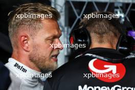 Kevin Magnussen (DEN) Haas F1 Team on the grid. 17.09.2023. Formula 1 World Championship, Rd 16, Singapore Grand Prix, Marina Bay Street Circuit, Singapore, Race Day.