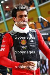 Carlos Sainz Jr (ESP) Ferrari on the grid. 17.09.2023. Formula 1 World Championship, Rd 16, Singapore Grand Prix, Marina Bay Street Circuit, Singapore, Race Day.