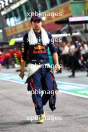 Sergio Perez (MEX) Red Bull Racing on the grid. 17.09.2023. Formula 1 World Championship, Rd 16, Singapore Grand Prix, Marina Bay Street Circuit, Singapore, Race Day.