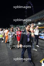 Chalerm Yoovidhya (THA) Red Bull Racing Co-Owner with family on the grid. 17.09.2023. Formula 1 World Championship, Rd 16, Singapore Grand Prix, Marina Bay Street Circuit, Singapore, Race Day.