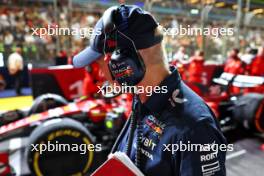 Adrian Newey (GBR) Red Bull Racing Chief Technical Officer looks at Carlos Sainz Jr (ESP) Ferrari SF-23 on the grid. 17.09.2023. Formula 1 World Championship, Rd 16, Singapore Grand Prix, Marina Bay Street Circuit, Singapore, Race Day.