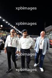 (L to R): Stefano Domenicali (ITA) Formula One President and CEO with Mohammed Bin Sulayem (UAE) FIA President and Dieter Rencken (RSA) Motorsport Adviser to FIA President on the grid. 17.09.2023. Formula 1 World Championship, Rd 16, Singapore Grand Prix, Marina Bay Street Circuit, Singapore, Race Day.