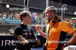 (L to R): Oscar Piastri (AUS) McLaren with Tom Stallard (GBR) McLaren Race Engineer on the grid. 17.09.2023. Formula 1 World Championship, Rd 16, Singapore Grand Prix, Marina Bay Street Circuit, Singapore, Race Day.