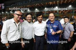 (L to R): Stefano Domenicali (ITA) Formula One President and CEO and Mohammed Bin Sulayem (UAE) FIA President; Lawrence Wong (SIN) Singapore Deputy Prime Minister; Mohammed Bin Sulayem (UAE) FIA President; and Tan See Leng (SIN) Minister for Manpower of Singapore, on the grid. 17.09.2023. Formula 1 World Championship, Rd 16, Singapore Grand Prix, Marina Bay Street Circuit, Singapore, Race Day.