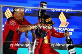 Race winner Carlos Sainz Jr (ESP) Ferrari celebrates on the podium with Frederic Vasseur (FRA) Ferrari Team Principal. 17.09.2023. Formula 1 World Championship, Rd 16, Singapore Grand Prix, Marina Bay Street Circuit, Singapore, Race Day.