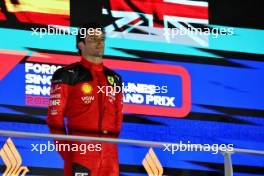 Race winner Carlos Sainz Jr (ESP) Ferrari on the podium. 17.09.2023. Formula 1 World Championship, Rd 16, Singapore Grand Prix, Marina Bay Street Circuit, Singapore, Race Day.