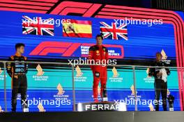 The podium (L to R): Lando Norris (GBR) McLaren, second; Carlos Sainz Jr (ESP) Ferrari, race winner; Lewis Hamilton (GBR) Mercedes AMG F1, third. 17.09.2023. Formula 1 World Championship, Rd 16, Singapore Grand Prix, Marina Bay Street Circuit, Singapore, Race Day.