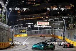 Carlos Sainz Jr (ESP) Ferrari SF-23 leads behind the Aston Martin FIA Safety Car. 17.09.2023. Formula 1 World Championship, Rd 16, Singapore Grand Prix, Marina Bay Street Circuit, Singapore, Race Day.