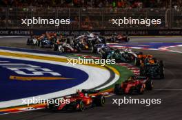 Start of the race, Carlos Sainz Jr (ESP), Scuderia Ferrari  17.09.2023. Formula 1 World Championship, Rd 16, Singapore Grand Prix, Marina Bay Street Circuit, Singapore, Race Day.