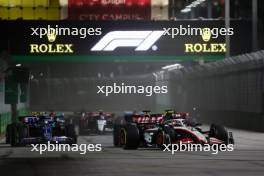 Kevin Magnussen (DEN) Haas VF-23 at the start of the race. 17.09.2023. Formula 1 World Championship, Rd 16, Singapore Grand Prix, Marina Bay Street Circuit, Singapore, Race Day.