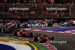 Carlos Sainz Jr (ESP) Ferrari SF-23 leads at the start of the race. 17.09.2023. Formula 1 World Championship, Rd 16, Singapore Grand Prix, Marina Bay Street Circuit, Singapore, Race Day.