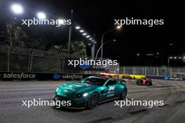 Carlos Sainz Jr (ESP) Ferrari SF-23 leads behind the Aston Martin FIA Safety Car. 17.09.2023. Formula 1 World Championship, Rd 16, Singapore Grand Prix, Marina Bay Street Circuit, Singapore, Race Day.