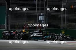 Lewis Hamilton (GBR) Mercedes AMG F1 W14 and Sergio Perez (MEX) Red Bull Racing RB19 battle for position. 17.09.2023. Formula 1 World Championship, Rd 16, Singapore Grand Prix, Marina Bay Street Circuit, Singapore, Race Day.
