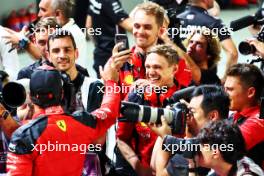 Carlos Sainz Jr (ESP) Ferrari celebrates his pole position in qualifying parc ferme. 16.09.2023. Formula 1 World Championship, Rd 16, Singapore Grand Prix, Marina Bay Street Circuit, Singapore, Qualifying Day.