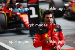 Carlos Sainz Jr (ESP) Ferrari SF-23 celebrates his pole position in qualifying parc ferme. 16.09.2023. Formula 1 World Championship, Rd 16, Singapore Grand Prix, Marina Bay Street Circuit, Singapore, Qualifying Day.