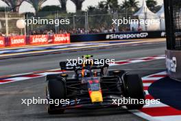 Sergio Perez (MEX) Red Bull Racing RB19. 16.09.2023. Formula 1 World Championship, Rd 16, Singapore Grand Prix, Marina Bay Street Circuit, Singapore, Qualifying Day.