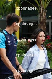 (L to R): Alexander Albon (THA) Williams Racing with his fans in the grandstand Muni Lily He (CHN) Professional Golfer. 16.09.2023. Formula 1 World Championship, Rd 16, Singapore Grand Prix, Marina Bay Street Circuit, Singapore, Qualifying Day.