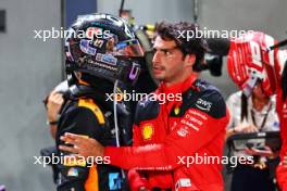 Carlos Sainz Jr (ESP) Ferrari (Right) celebrates his pole position with Lando Norris (GBR) McLaren in qualifying parc ferme. 16.09.2023. Formula 1 World Championship, Rd 16, Singapore Grand Prix, Marina Bay Street Circuit, Singapore, Qualifying Day.