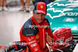 Carlos Sainz Jr (ESP) Ferrari celebrates his pole position in qualifying parc ferme. 16.09.2023. Formula 1 World Championship, Rd 16, Singapore Grand Prix, Marina Bay Street Circuit, Singapore, Qualifying Day.