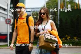 (L to R): Oscar Piastri (AUS) McLaren with girlfriend Lily Zneimer (GBR). 16.09.2023. Formula 1 World Championship, Rd 16, Singapore Grand Prix, Marina Bay Street Circuit, Singapore, Qualifying Day.