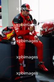 Pole sitter Carlos Sainz Jr (ESP) Ferrari in qualifying parc ferme. 16.09.2023. Formula 1 World Championship, Rd 16, Singapore Grand Prix, Marina Bay Street Circuit, Singapore, Qualifying Day.