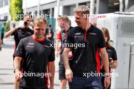 (L to R): Kevin Magnussen (DEN) Haas F1 Team with Nico Hulkenberg (GER) Haas F1 Team. 16.09.2023. Formula 1 World Championship, Rd 16, Singapore Grand Prix, Marina Bay Street Circuit, Singapore, Qualifying Day.