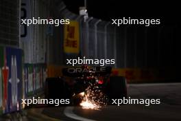 Max Verstappen (NLD) Red Bull Racing RB19 sends sparks flying. 16.09.2023. Formula 1 World Championship, Rd 16, Singapore Grand Prix, Marina Bay Street Circuit, Singapore, Qualifying Day.