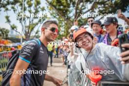 Esteban Ocon (FRA) Alpine F1 Team with fans. 16.09.2023. Formula 1 World Championship, Rd 16, Singapore Grand Prix, Marina Bay Street Circuit, Singapore, Qualifying Day.