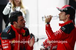 (L to R): Pole sitter Carlos Sainz Jr (ESP) Ferrari with team mate Charles Leclerc (MON) Ferrari in qualifying parc ferme. 16.09.2023. Formula 1 World Championship, Rd 16, Singapore Grand Prix, Marina Bay Street Circuit, Singapore, Qualifying Day.