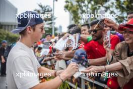 Liam Lawson (NZL) AlphaTauri with fans. 16.09.2023. Formula 1 World Championship, Rd 16, Singapore Grand Prix, Marina Bay Street Circuit, Singapore, Qualifying Day.