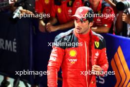 Pole sitter Carlos Sainz Jr (ESP) Ferrari in qualifying parc ferme. 16.09.2023. Formula 1 World Championship, Rd 16, Singapore Grand Prix, Marina Bay Street Circuit, Singapore, Qualifying Day.